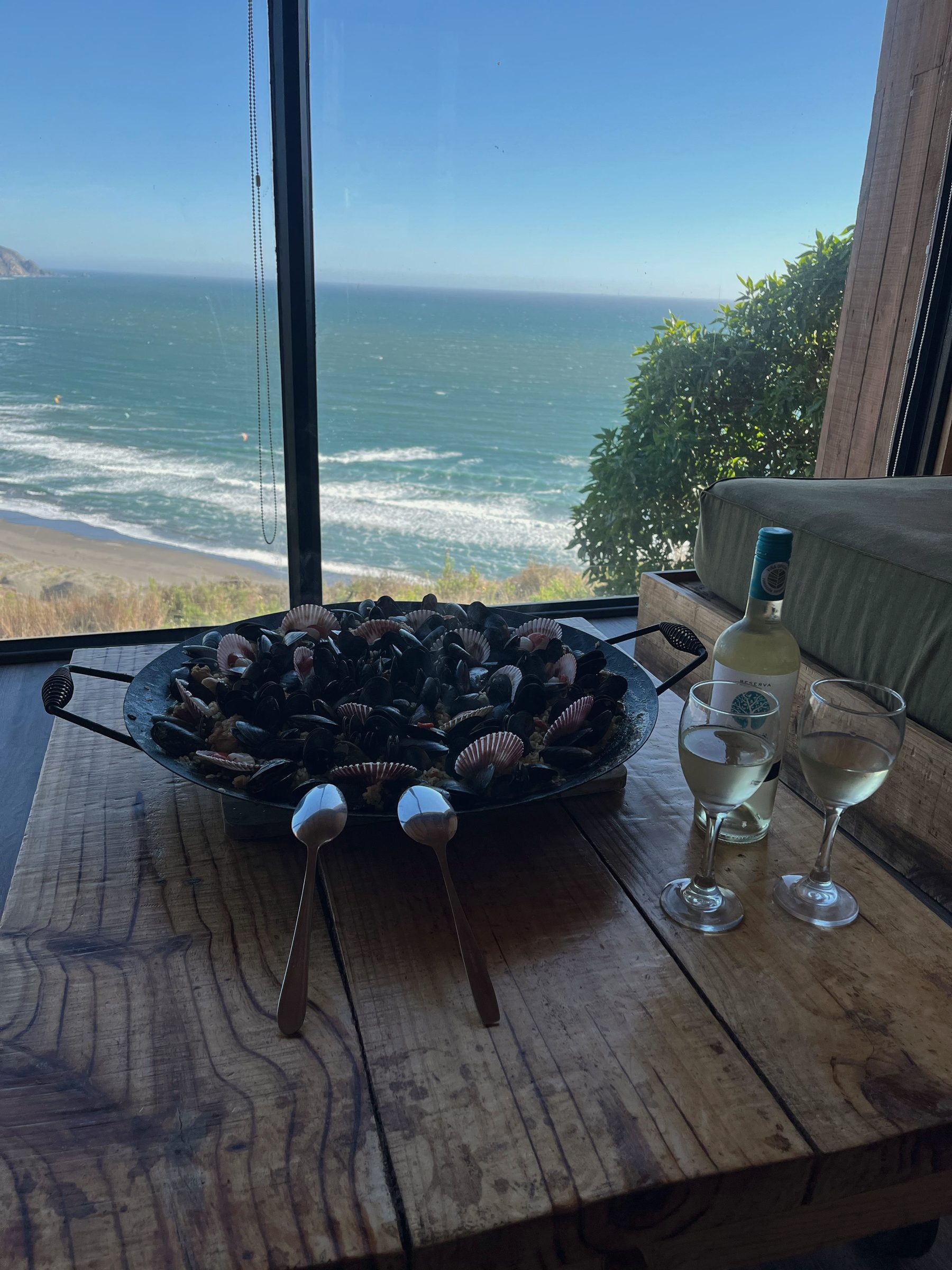 Table on the terrace with a sea view at Quadro, Matanzas